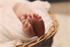 Füßchen von einem Baby in eine Decke gewickelt
